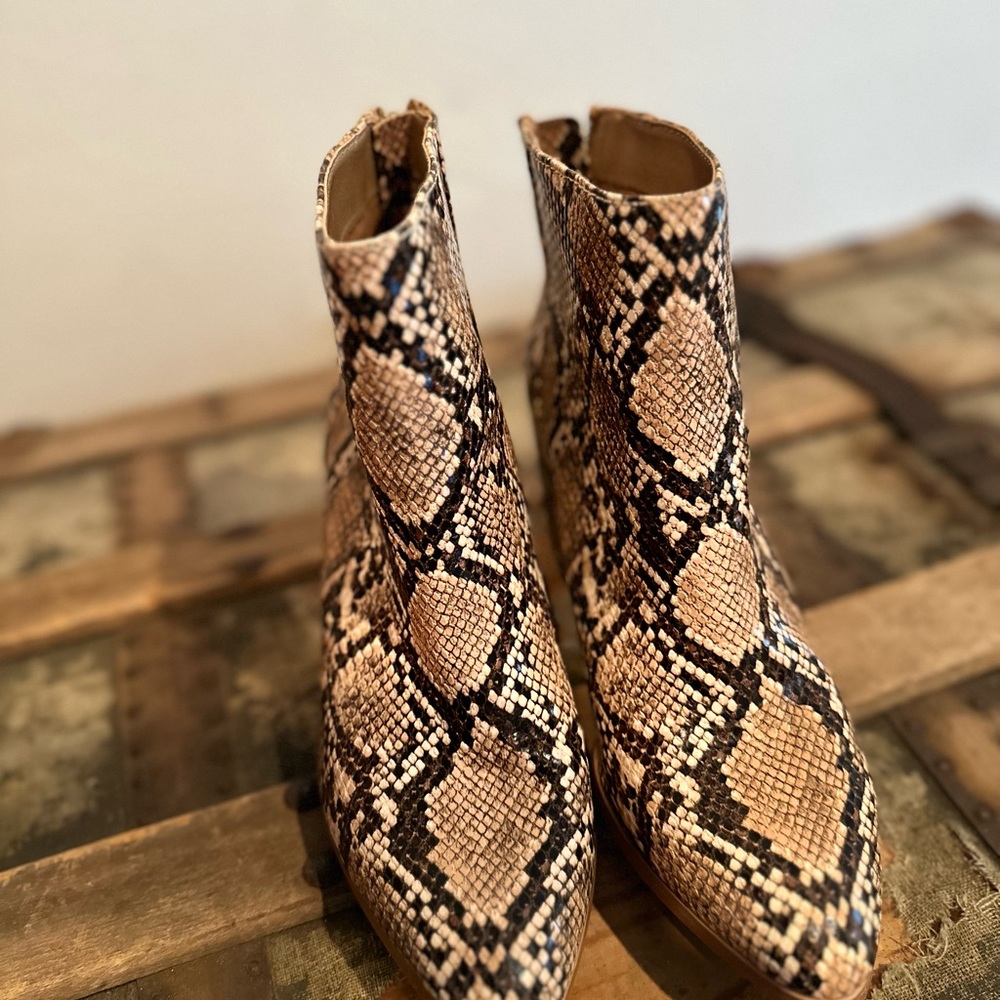 Steve Madden size 7.5 snake skin boots
